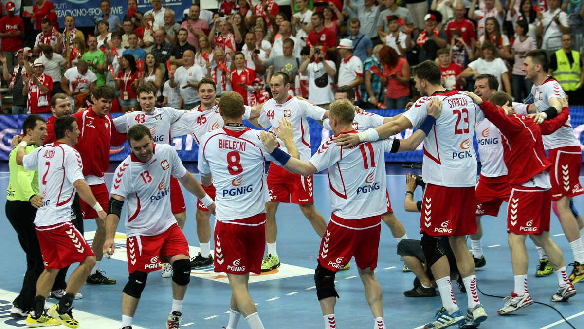 Reprezentacja Polski zagra w grupie C turnieju finałowego mistrzostw Europy piłkarzy ręcznych, które w dniach 12-26 stycznia 2014 roku odbędą się w Danii. Zmierzą się w niej z Serbią, Francją i Rosją. Francuzi to aktualni mistrzowie olimpijscy z Londynu. Losowanie odbyło się w Herning.
