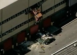 Śmieciarką przebił mur. Zagadkowy wypadek okiem kamery