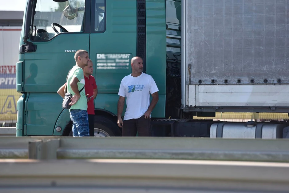 Kamiondžija je zaustavio vozilo kako bi promenio gumu