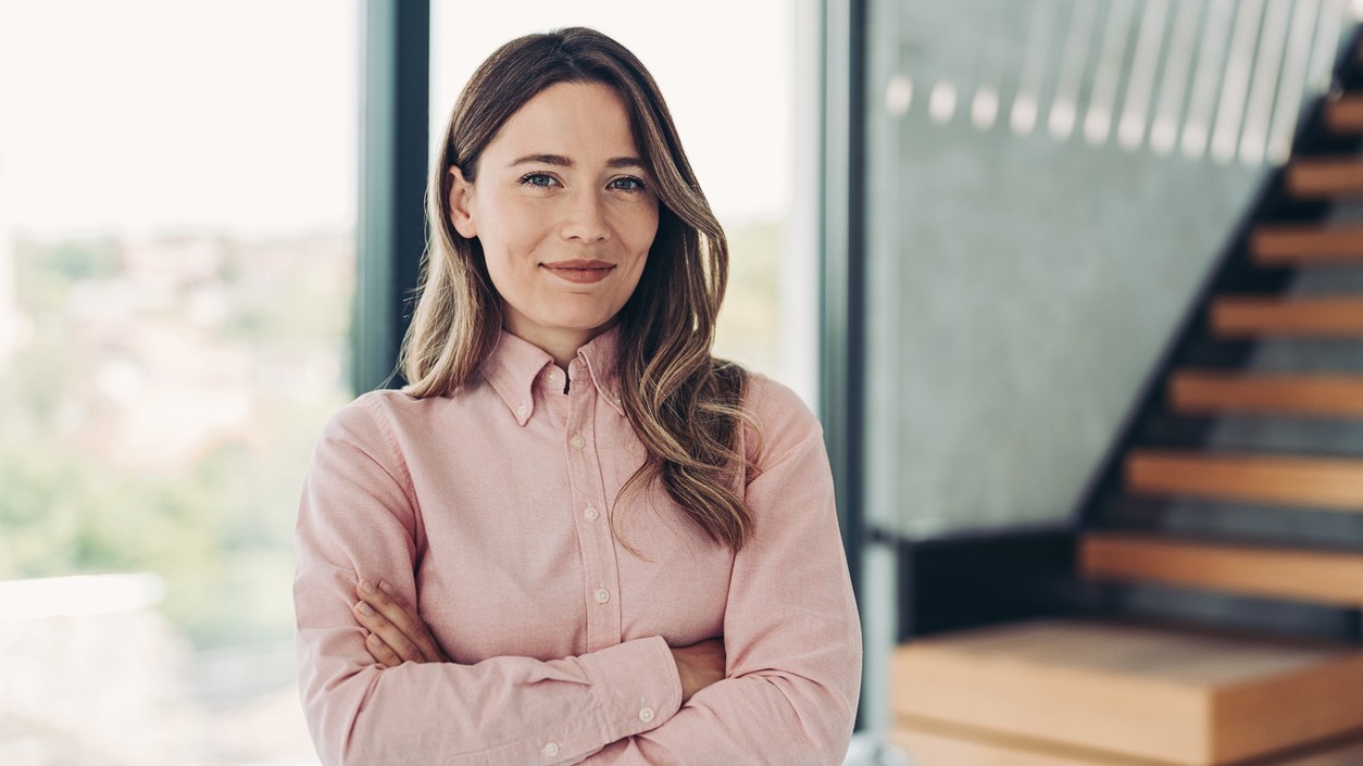 Skutočná sila zvádzania spočíva v sebaistote – očarujúci pohľad hovorí viac než tisíc slov. 