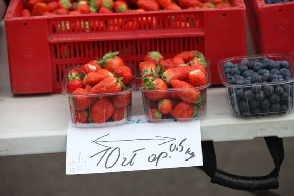 Truskawki na ryneczku w Gorzowie kosztują 25 złotych za kilogram!