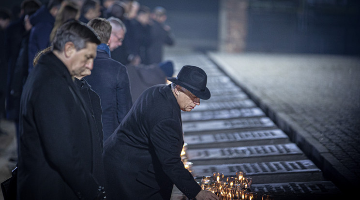 Orbán Viktor kormányfő a meghívott politikusokkal gyújtott gyertyát a holocaust áldozatainak emlékére/Fotó:MTI Miniszterelnöki Sajtóiroda/Fischer Zoltán