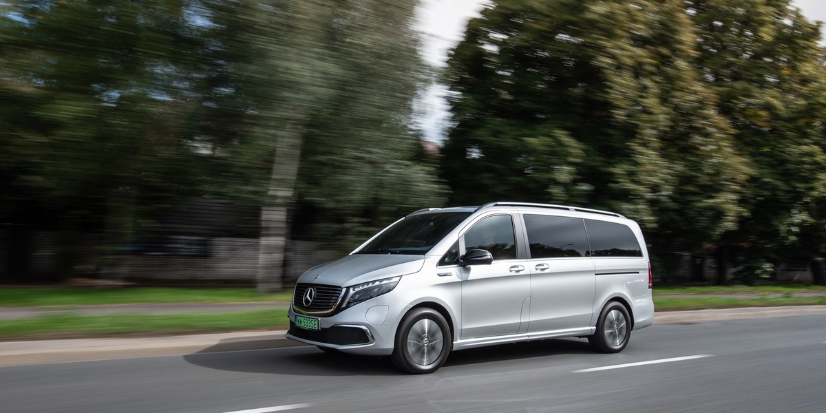 Poza ekologią i praktycznością Mercedes EQV to samochód przyjemny w użytkowaniu i komfortowy dla kierowcy i pasażerów. Pomieści nawet 8 osób, a jego wnętrze można skonfigurować na wiele sposobów, zależnie od tego, czy potrzebujemy więcej miejsca dla pasażerów, czy na bagaż.