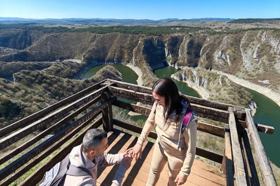 "Želeo sam da je zaprosim ovde jer je to najlepše mesto u Srbiji": Posetioci prisustvovali neočekivanoj sceni na vidikovcu u kanjonu Uvca