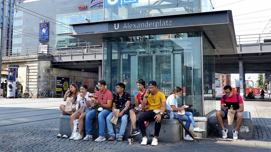 Turyści latem na Alexanderplatz w Berlinie