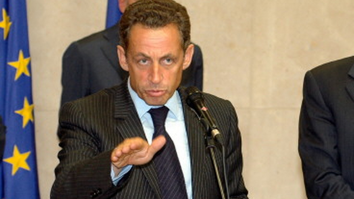 Prezydent Francji Nicolas Sarkozy groził szefowi Komisji Europejskiej Jose Manuelowi Barroso, że nigdy nie przyjedzie do Brukseli, jeśli komisarz UE Viviane Reding nie przeprosi za krytykowanie Paryża w sprawie Romów - pisze dziennik "Le Figaro".