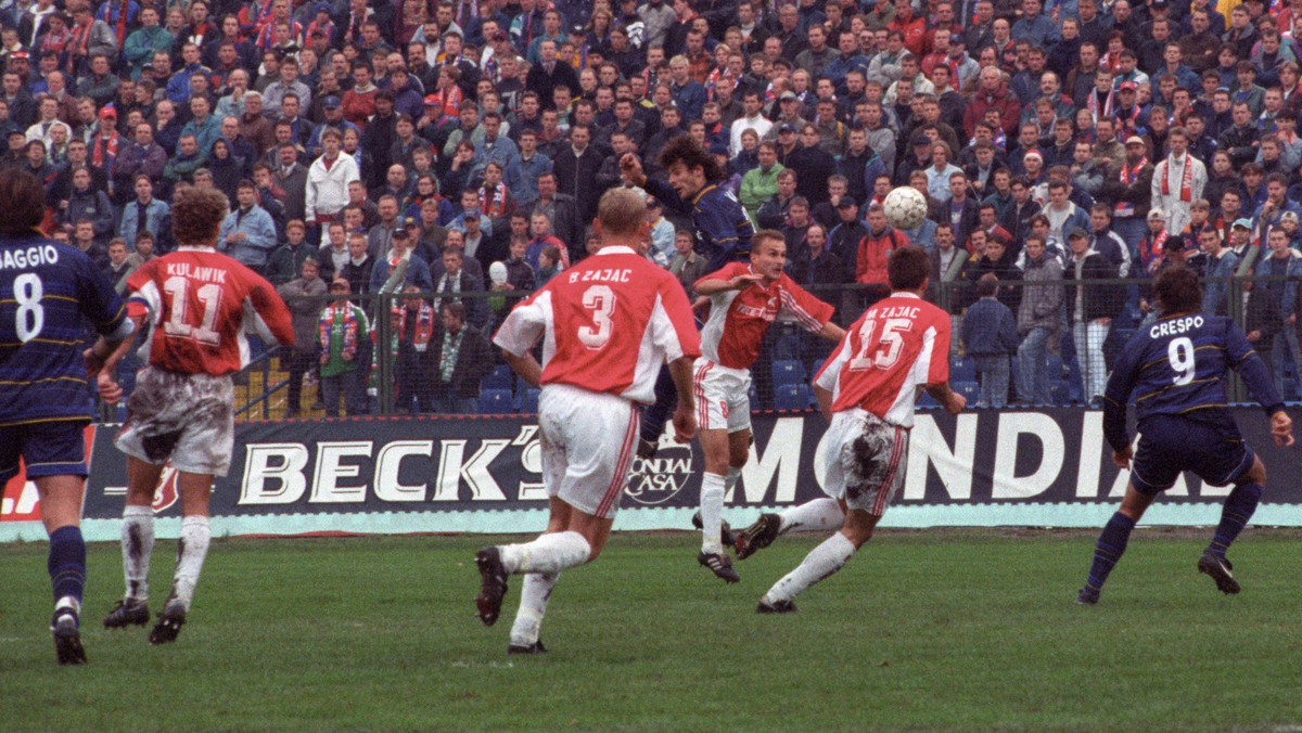 20 października 1998 roku w Krakowie odbył się mecz Wisła Kraków - AC Parma w drugiej rundzie Pucharu UEFA. Mecz zakończył się wynikiem 1:1. Jednak nie to było najważniejszym wydarzeniem tego spotkania. Podczas meczu piłkarz Parmy Dino Baggio został ranny w głowę nożem sprężynowym rzuconym z sektoru kibiców Wisły.