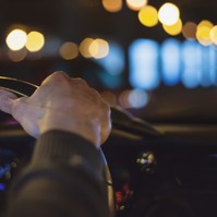 Nem lát jól éjszakai vezetés során? Ez a szembetegség az oka
