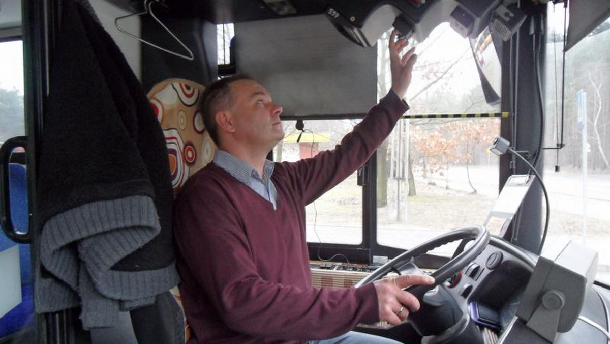 Wyjątkową przytomnością umysłu, szybkością reakcji i umiejętnościami wykazał się kierowca autobusu miejskiego w Warszawie. Kiedy jeden z pasażerów stracił przytomność, natychmiast przystąpił do jego reanimacji. Masaż serca wykonywał przez kilka minut, aż do przyjazdu karetki. Uratował starszemu mężczyźnie życie.