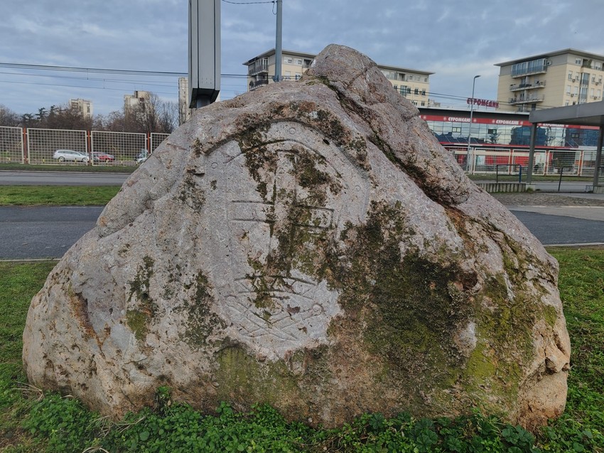 Misteriozni kamen u Bloku 44 na Novom Beogradu