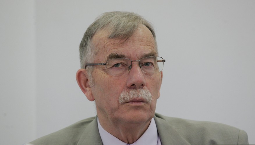 <strong>Miejsce 40. Janusz Witkowski, prezes Głównego Urzędu Statystycznego</strong> 
<br /><br /> 

W ubiegłym roku GUS-owi udało się wstrząsnąć światem polityki i gospodarki publikacją nowej prognozy demograficznej, która pokazała, że Polska się starzeje i będzie się wyludniać. W 2050 r. będzie nas zaledwie niecałe 34 mln. Główną przyczyną spadku liczby ludności będzie malejąca liczba urodzeń. Przewiduje się, że w 2050 r. przyjdzie na świat zaledwie 255 tys. dzieci – o prawie jedną trzecią mniej niż obecnie. Jednocześnie wydłużać się będzie przeciętne życie Polaków – do 82,1 lat mężczyzn i 87,5 lat kobiet. Przy małej liczbie urodzeń i wydłużaniu się życia następować będzie starzenie się społeczeństwa – w 2013 r. ludność w wieku 65 i więcej lat stanowiła niecałe 15 proc. społeczeństwa, a w 2050 r. odsetek ten wzrośnie do 33 proc.   
Informacje te zdopingowały rząd i Kancelarię Prezydenta do podjęcia inicjatyw zachęcających Polki do rodzenia dzieci. Zaproponowano korzystne dla rodzin wielodzietnych zmiany w podatkach i urlopach wychowawczych. W grudniu uchwalona została ustawa o karcie dużej rodziny, która uprawnia je do wielu zniżek i ulg.  jkk
<br /><br />