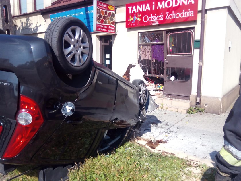 Tragedia w Zduńskiej Woli. Opel wbił się w dom. Śmierć kierowcy