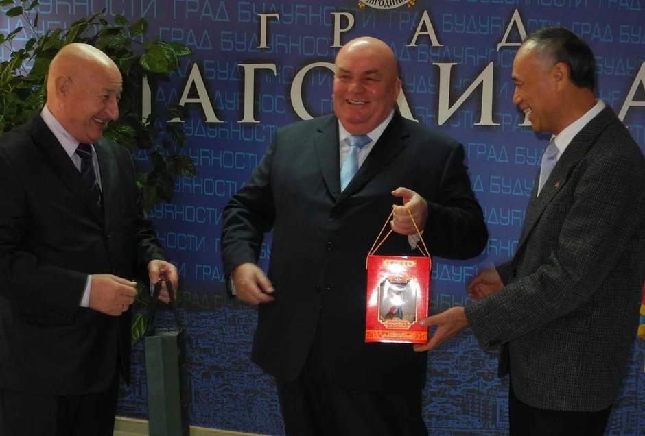 Poklon: A od ambasadora - kineska rakija