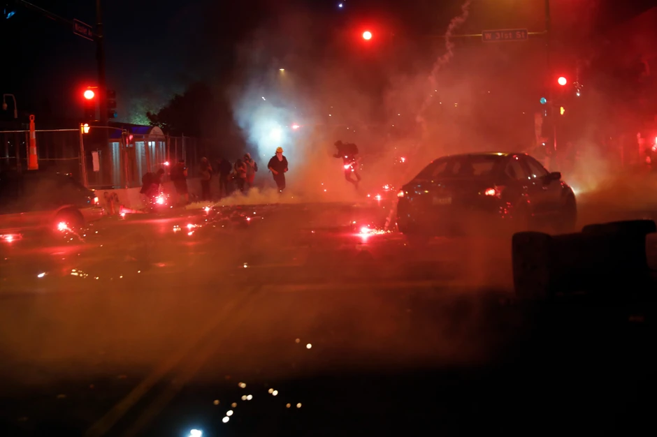 U Mineapolisu na ulicama su mogle da se vide i šok granate, zbog čega su određeni delovi grada bili potpuno u dimu.
