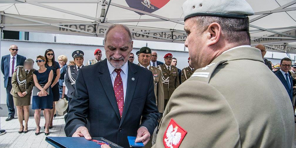 Macierewicz dostał odznakę honorową GROM-u. Za co?!