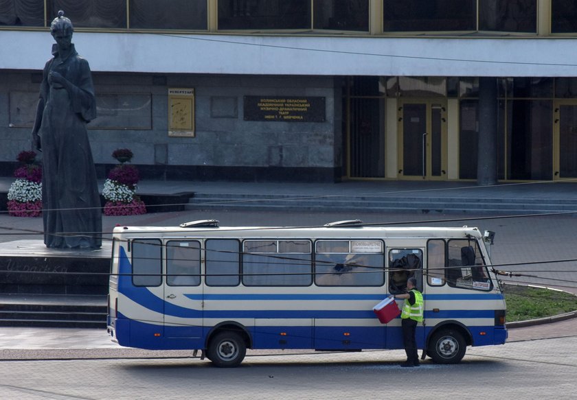 "Moje żądania są jasne. Jeśli spełnicie, puszczam ich wolno". Szokująca rozmowa zamachowca z mediami