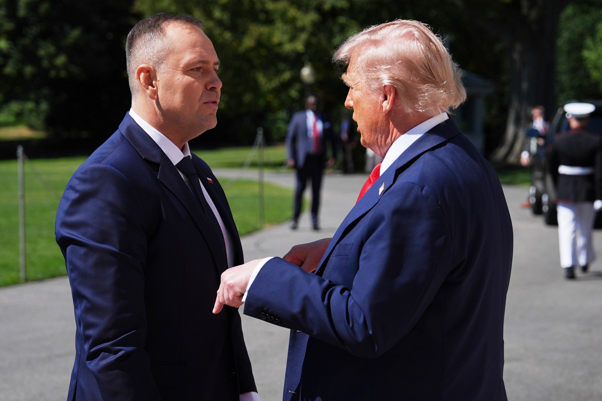 Poľský prezident Karol Nawrocki (vľavo) a prezident USA Donald Trump sa rozprávajú počas ich stretnutia v Oválnej pracovni Bieleho domu.
