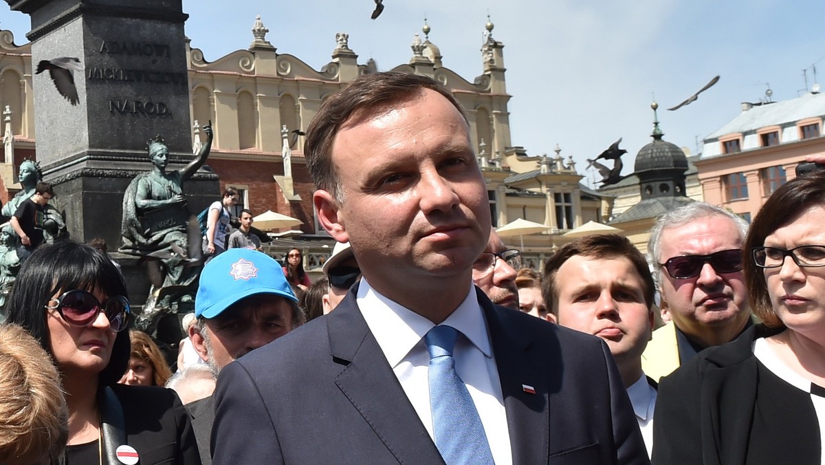 Andrzej Duda zaapelował dzisiaj w Krakowie do wyborców Pawła Kukiza, aby głosowali na niego w drugiej turze wyborów prezydenckich. - Jeśli wyborcy oczekują zmiany i dlatego popierali Pawła Kukiza, to jedyną ich nadzieją na zmiany jestem teraz ja – powiedział. Na pytanie, czy dojdzie od ewentualnego jego spotkania z Pawła Kukizem odparł "zobaczymy".