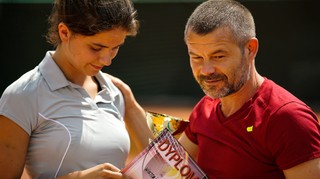 Niełatwe relacje rodzic-dziecko. „Córka trenera' z Jackiem Braciakiem już w kinach