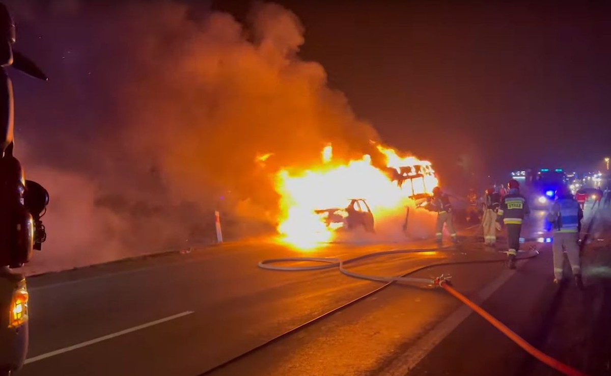 Akcja gaśnicza po czołowym wypadku busa z samochodem osobowym. Kadr z filmu OSP_pl