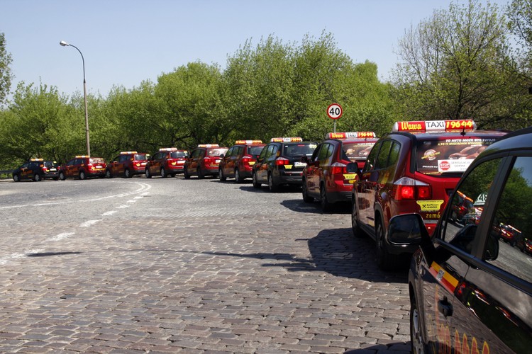 Z 'kogutem' TAXI krąży już po Warszawie kilkadziesiąt chevroletów orlando