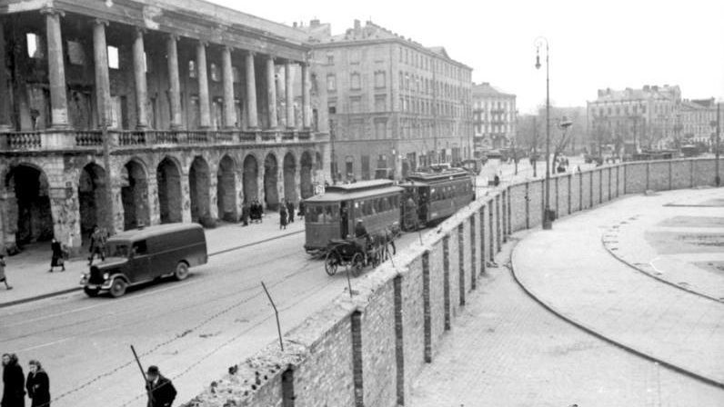 Mur getta przedzielający na pół plac Żelaznej Bramy. Widok z getta na stronę "aryjską"