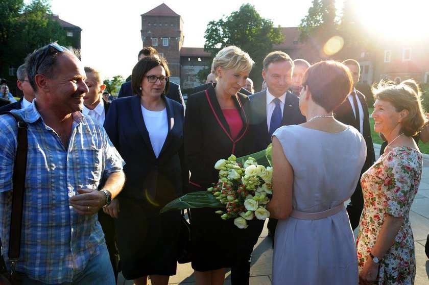 Agata Duda, jako pierwsza dama nie boi się spotlań z ludźmi.