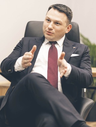 Sławomir Mentzen, poseł na Sejm X kadencji, od 2022 r. prezes partii Nowa Nadzieja, od 2023 r. współprzewodniczący rady liderów federacyjnego ugrupowania Konfederacja Wolność i Niepodległość
