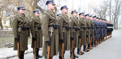 Niesamowite! Armia szuka żołnierzy i płaci na rękę...