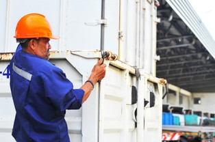 Kiedy przewoźnik NIE musi płacić odszkodowania? 3 kluczowe wyłączenia z Konwencji CMR