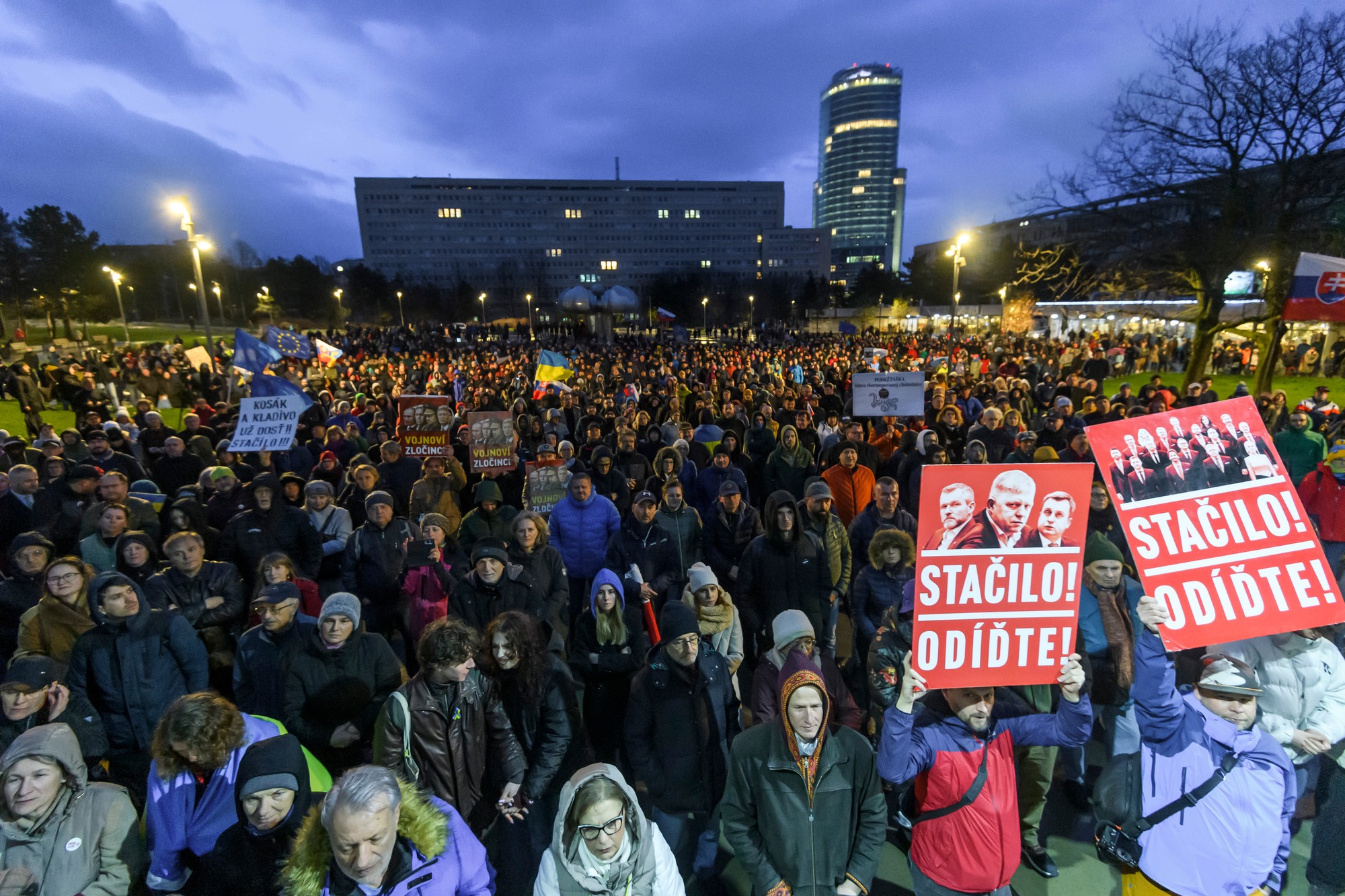 Protivládny protest Zastavme Súmrak: Nebuďme kolaboranti s vojnovým Ruskom.