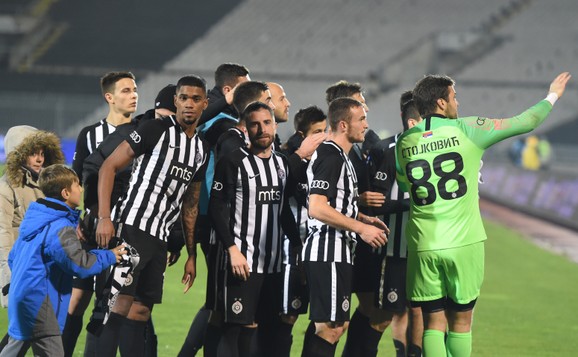 Fudbaleri Partizana nakon pobede protiv Dinama iz Vranja