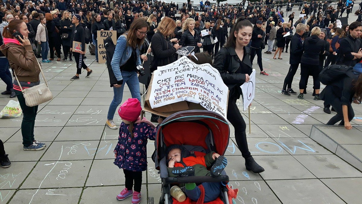 Przynajmniej kilkadziesiąt osób pojedzie ze Szczecina do Warszawy, by protestować pod kurią i Sejmem przeciwko ustawie zaostrzającej prawo aborcyjne. Ci, którzy nie mogą jechać do stolicy, zapowiadają manifestację w Szczecinie. Na placu Solidarności według zapowiedzi pojawi się nawet kilka tysięcy osób.