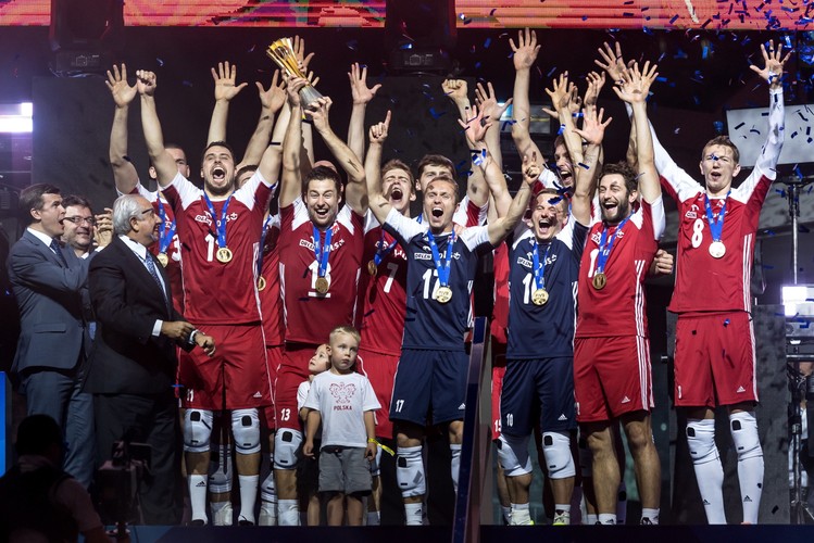 Siatkarska reprezentacja Polski ze złotymi medalami mistrzow świata