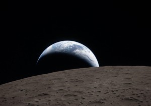 NASA je objavila zadivljujuče slike članova posade misije Artemis Dva, među kojima je i slika Zemlje dok zalazi ispod Mesečeve površine | Foto: NASA