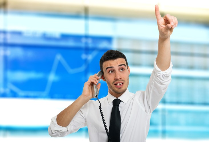 Mimo że handel na rynku forex umożliwia zarobienie większych pieniędzy niż inne formy inwestycji, to mimo wszystko jest czasochłonny proces. Chodzi o to, że zanim zaczniesz zarabiać regularnie, będziesz musiał być cierpliwy i włożyć w to wiele wysiłku. Szukanie natychmiastowych zysków to prosta droga do tego, by zjadły cię emocje.