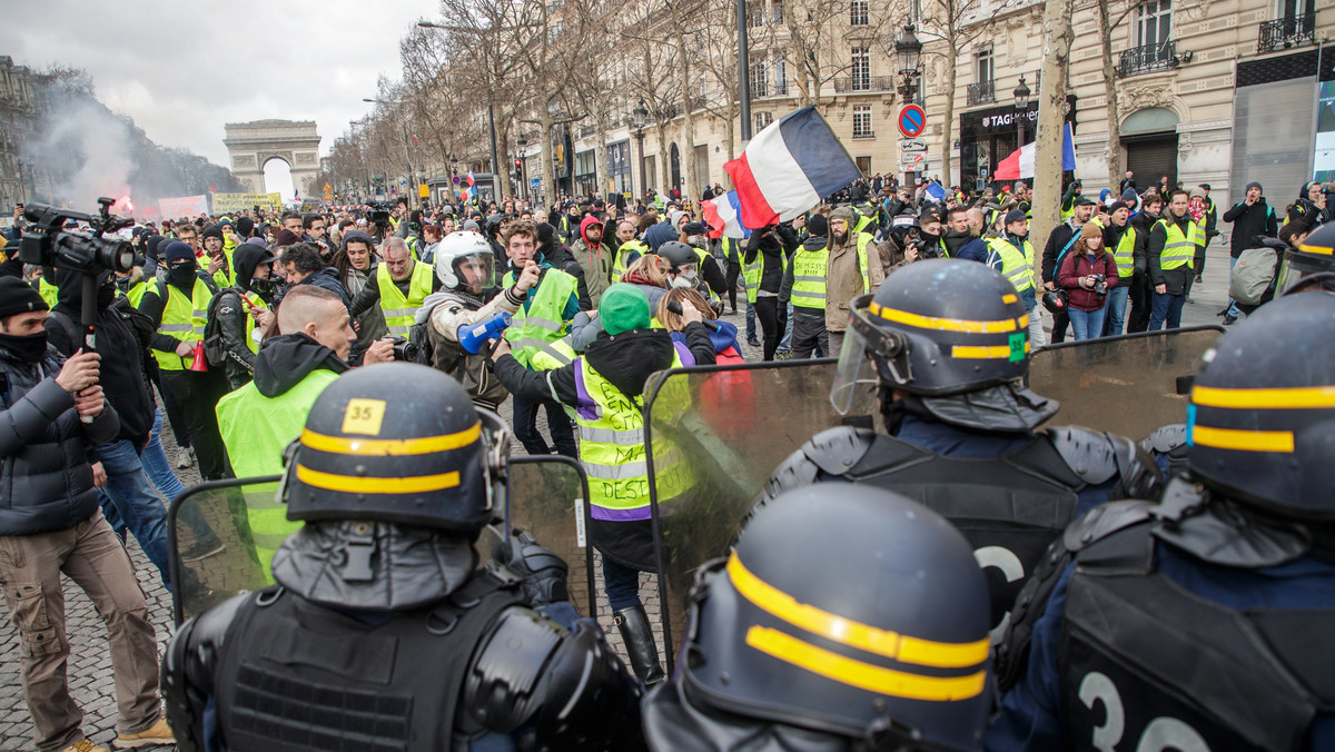 W trakcie odbywającej się dziś w Paryżu kolejnej demonstracji "żółtych kamizelek" poważnie raniony w dłoń został mężczyzna, który fotografował napieranie tłumu na siedzibę Zgromadzenia Narodowego - podała agencja AFP.