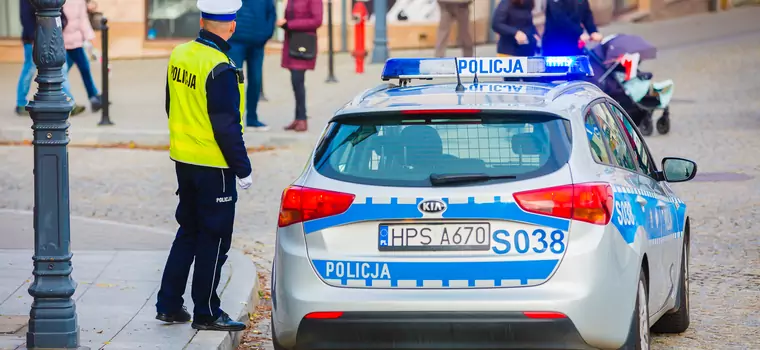 Kierowca potrącił policjanta kierującego ruchem w Poznaniu i odjechał