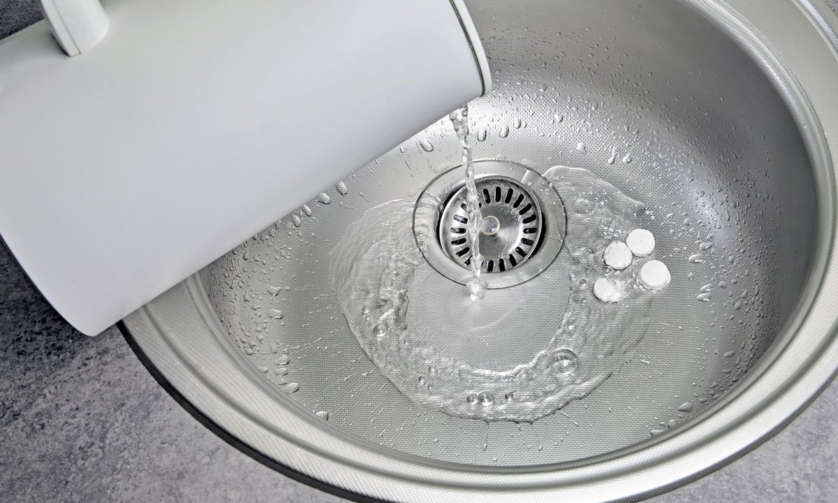 Co się dzieje, kiedy lejesz wrzątek do zlewu? Hydraulik mówi wprost