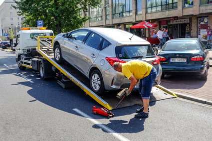 Holowanie na parking będzie tańsze