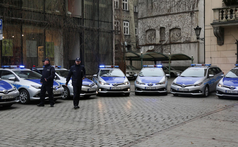 Krakowska policja ma 20 nowych radiowozów hybrydowych