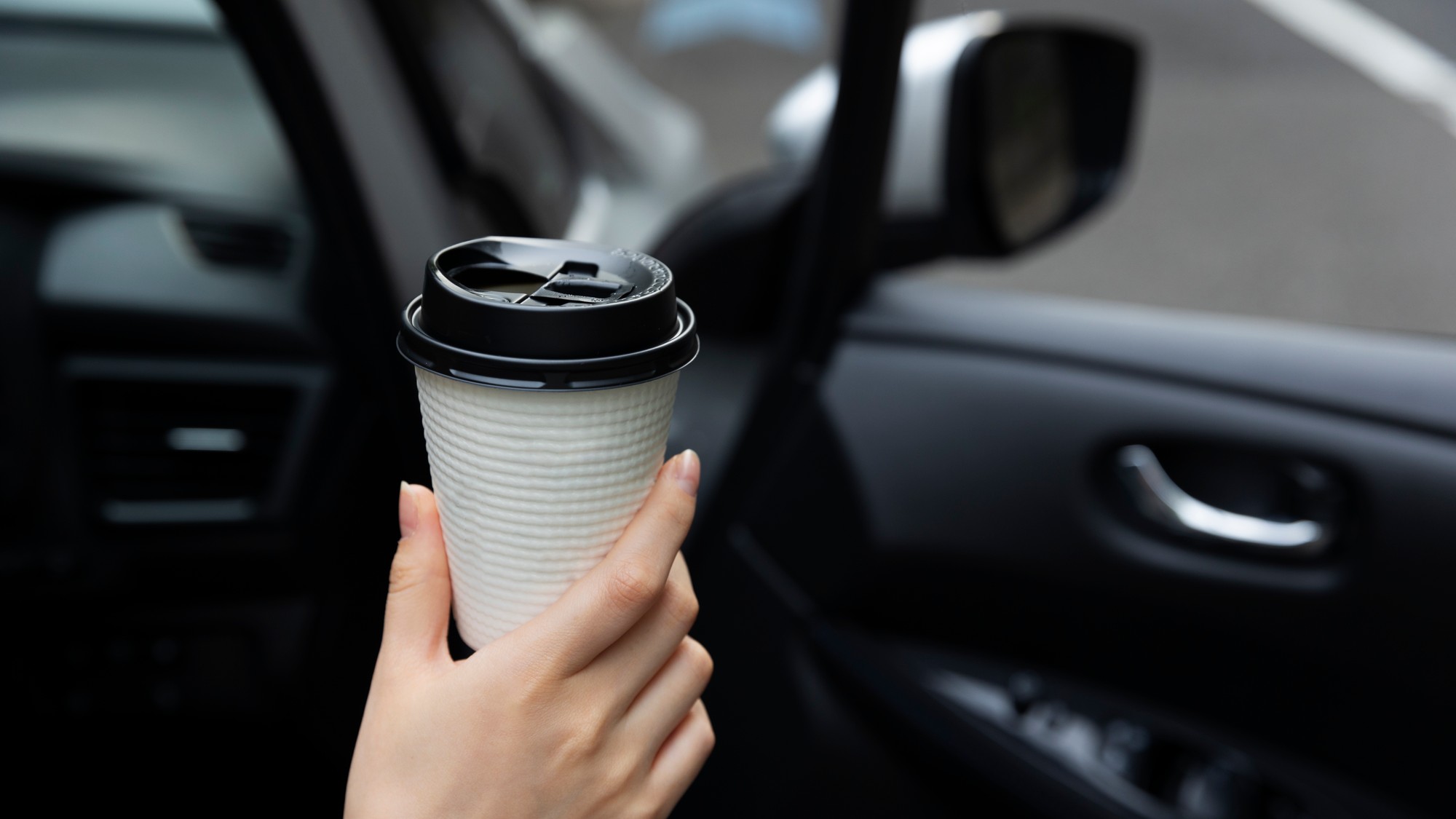 Stačí jeden pohárik s týmto roztokom a ráno bude vaše auto voňať ako nové – bez chemických osviežovačov.