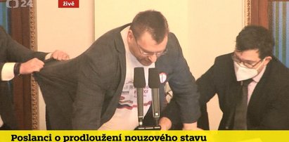 Szarpanina w parlamencie. Poseł chciał usiąść na kolanach przewodniczącego