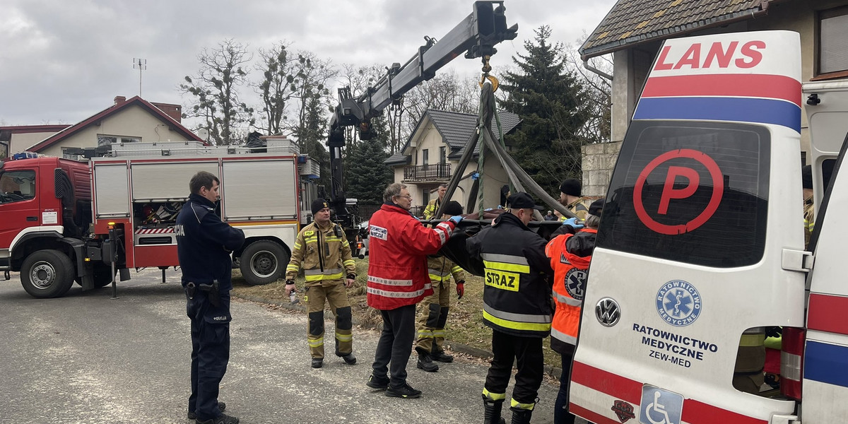 Trzebnica. Nietypowa akcja ratunkowa. Strażacy musieli użyć dźwigu.