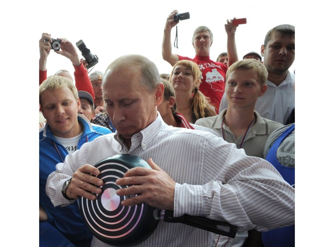 Premier Putin próbował nawet zgnieść patelnię gołymi rękami