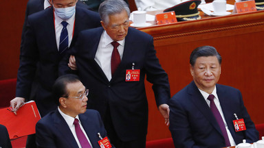 Incydent na zjeździe komunistów w Chinach. Wyprowadzili poprzednika Xi Jinpinga