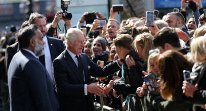 Piękny gest ze strony króla i jego syna. Wyszli porozmawiać z poddanymi, którzy czekają pod Pałacem Westminsterskim [ZDJĘCIA]