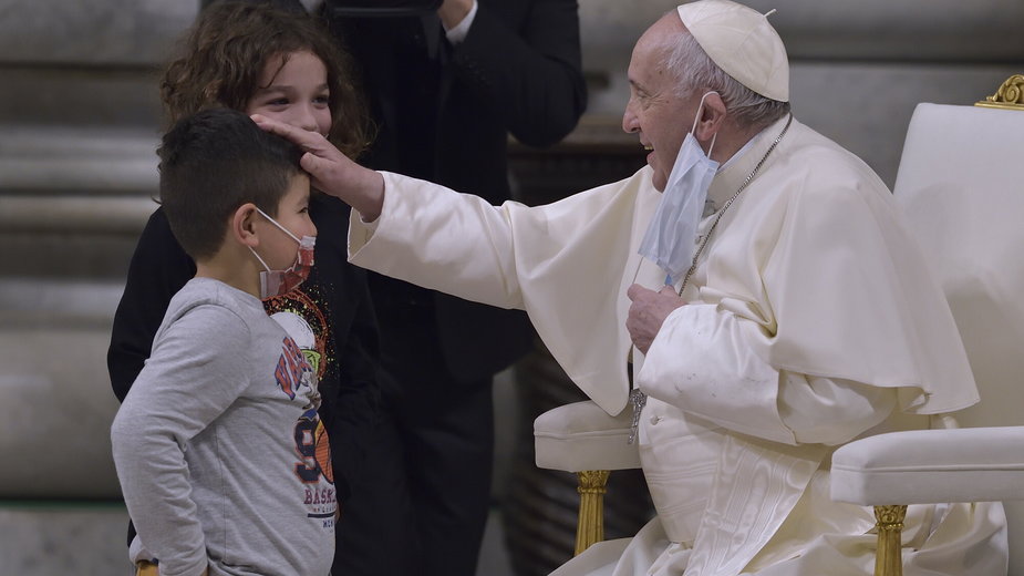 Papież Franciszek podczas nieszporów w Bazylice św. Piotra w Rzymie, 31 grudnia 2021 r.