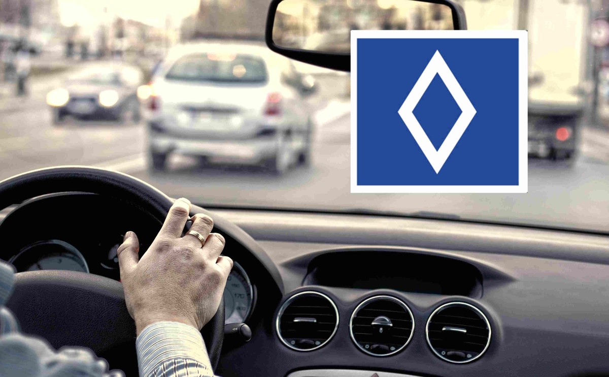 Obecnie ten symbol można dostrzec wyłącznie we Francji. Co symbolizuje znak biały romb na niebieskim tle? / fot. Shutterstock/Direction interdépartementale des Routes