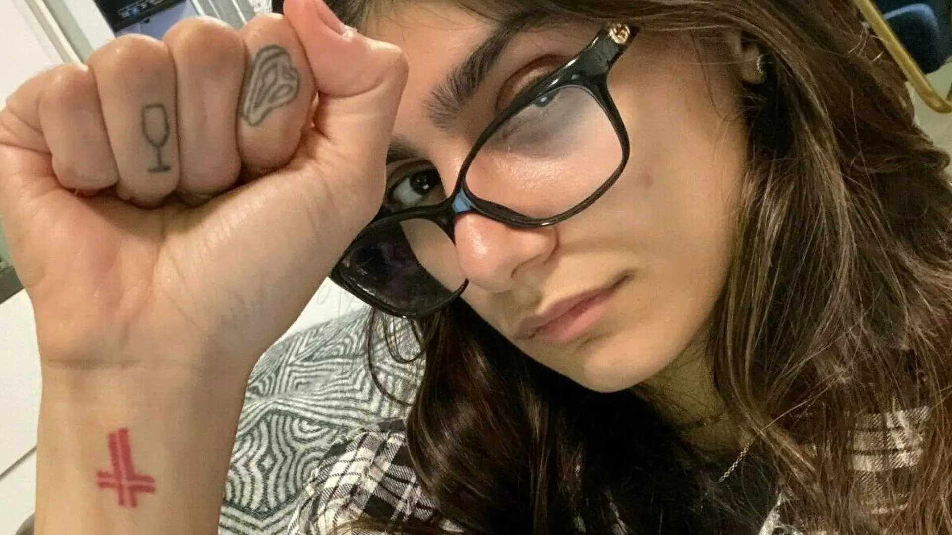 Gwiazda porno Mia Khalifa sprzedała okulary za 100 tys. dolarów, by pomóc ofiarom wybuchu w Bejrucie